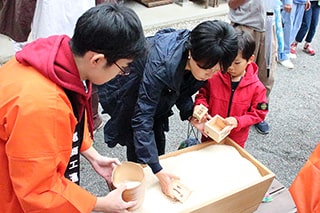 お米のすくい取り｜平尾八幡宮奉納秋祭り｜ひらぐらフェスティバル